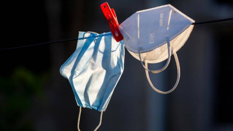 V Sloveniji odslej obvezna uporaba mask v zaprtih javnih prostorih