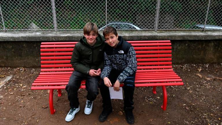 Rdeča klop na šolskem dvorišču v Dolini