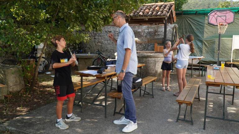 Igrali, peli, snemali in razmišljali o miru