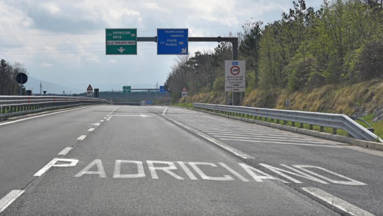 Na avtocestnem priključku med Trebčami in Padričami trčila tovornjaka