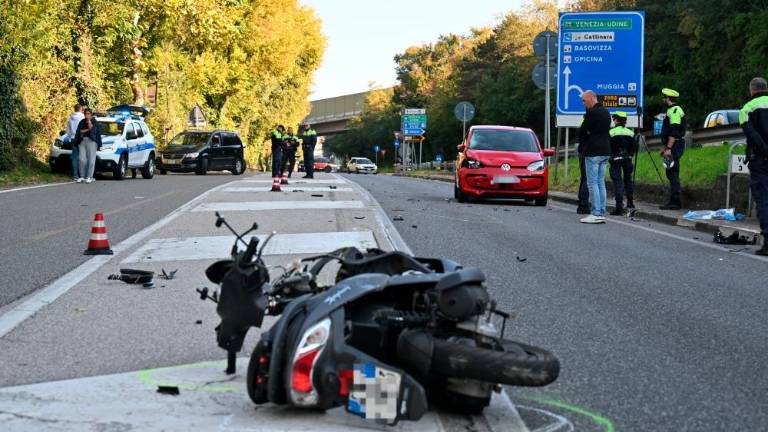 V čelnem trčenju hudo poškodovana voznica skuterja
