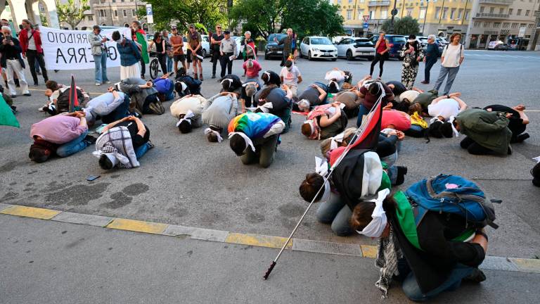Na Trgu Oberdan kleče in s pokritimi očmi, kot ujeti aktivisti globalne flotilje (VIDEO)
