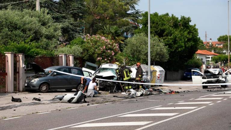 Huda prometna nesreča v Sesljanu, umrla ena oseba, več poškodovanih (video)