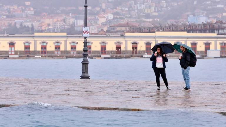 Morje v Trstu le za las ni poplavljalo