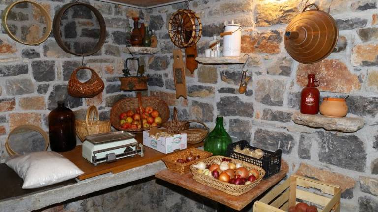 Na Kremenjakovem koledarju tokrat jameljske »kantine«