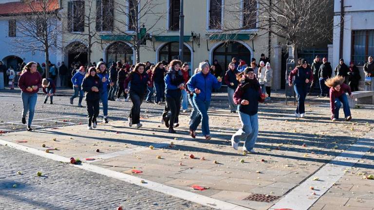 Okrogla obletnica obmetavanja z jabolki
