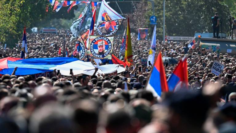 Vojnega zločinca Mladića v Beogradu pokopali z vojaškimi častmi
