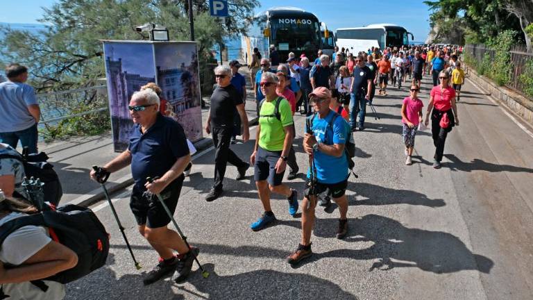 Člani banke peš od Nabrežine do Miramara