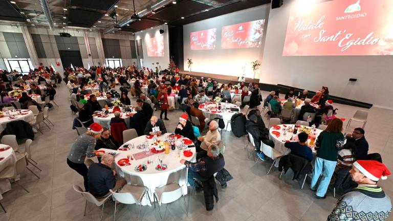 Praznični obrok za okoli 350 gostov v stiski