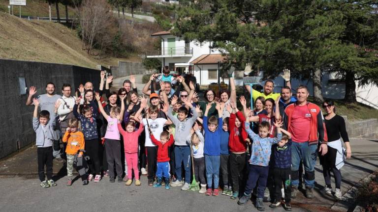 Števerjanski učenci skupaj s starši in učiteljicami urejali šolsko dvorišče