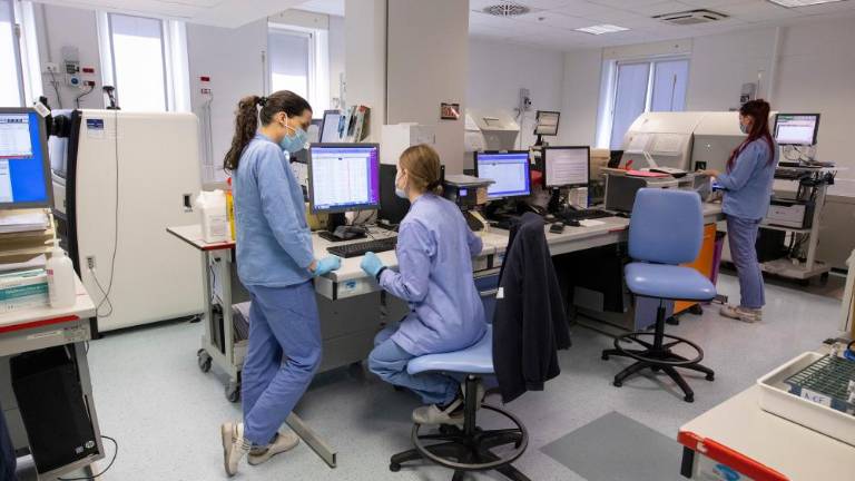 Število hospitaliziranih bolnikov narašča