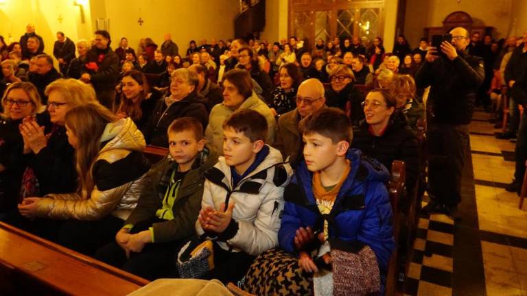 Mali in veliki pevci skupaj pričarali božično vzdušje