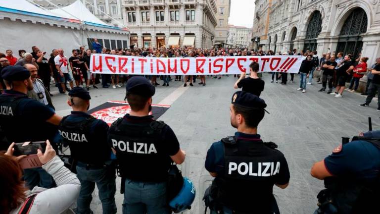 Navijači glasno protestirali pred Mestno hišo