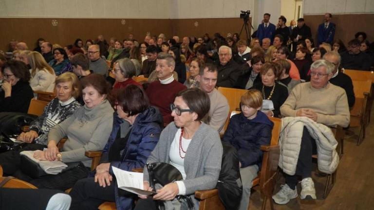 Božični koncert postregel s pestrostjo