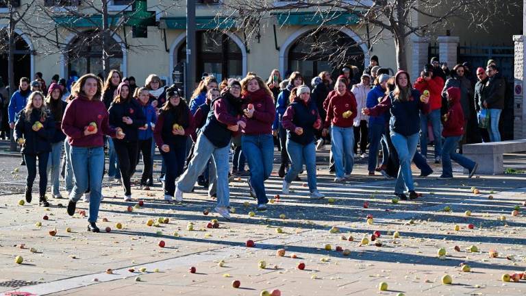 Okrogla obletnica obmetavanja z jabolki