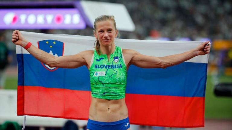 Tina Šutej osvojila bron v skoku s palico na SP v Tokiu