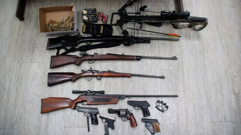 Ob puškah, revolverju in drugem strelivu skrival kovinski bokser