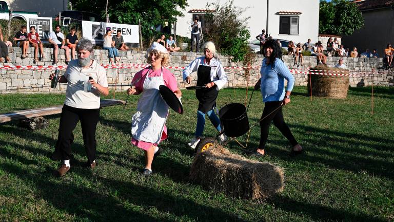 V Repnu švigale karjole vseh vrst (FOTO in VIDEO)