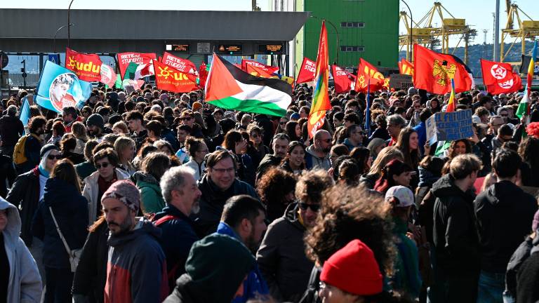 Množičen shod po tržaških ulicah proti vojnam in draginji