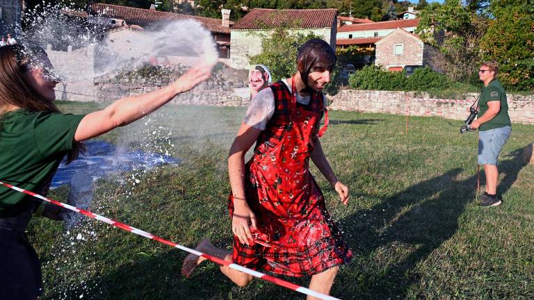V Repnu švigale karjole vseh vrst (FOTO in VIDEO)