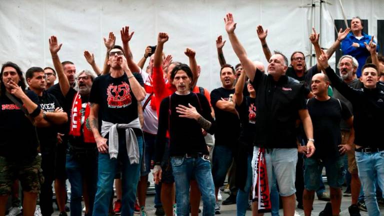 Navijači glasno protestirali pred Mestno hišo