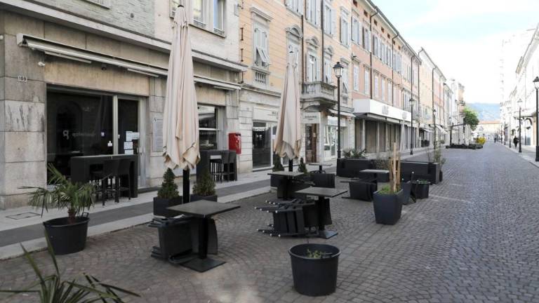 Podvojen prostor za mize in stole