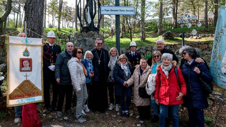 Tabla na poti, ki jo je na Vejni prehodil papež