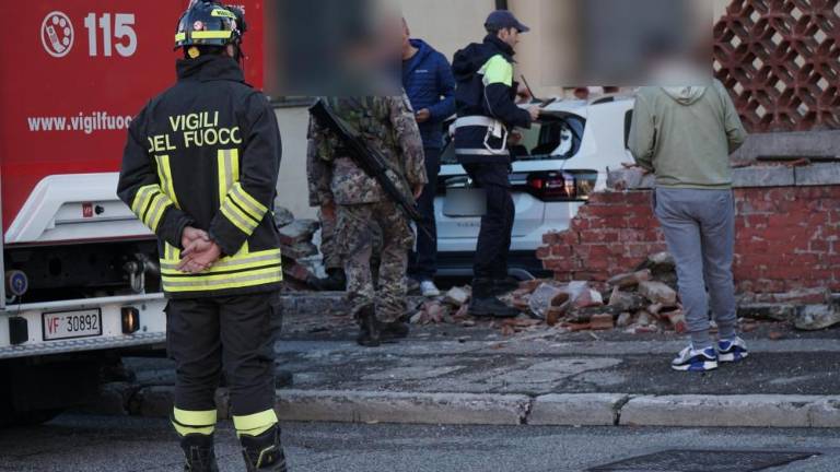 Avto predrl zid karabinjerske vojašnice