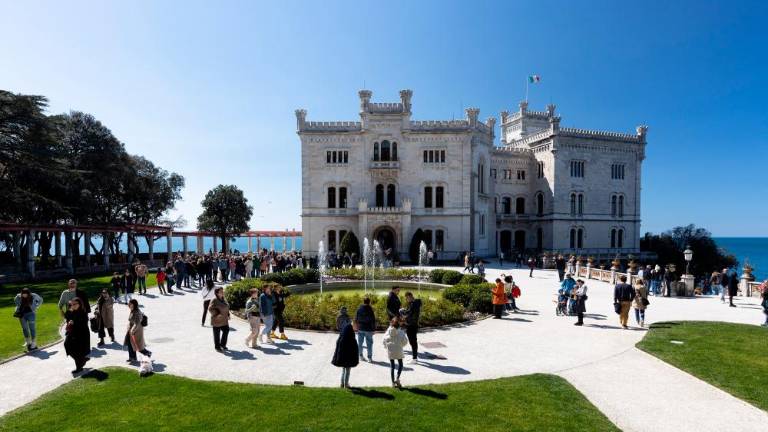 Trume turistov v Miramarskem gradu