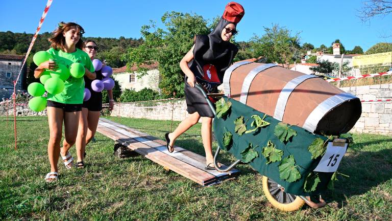 V Repnu švigale karjole vseh vrst (FOTO in VIDEO)
