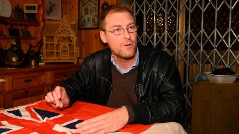 Vojaške predmete zbira, ker ga zanima zgodovina