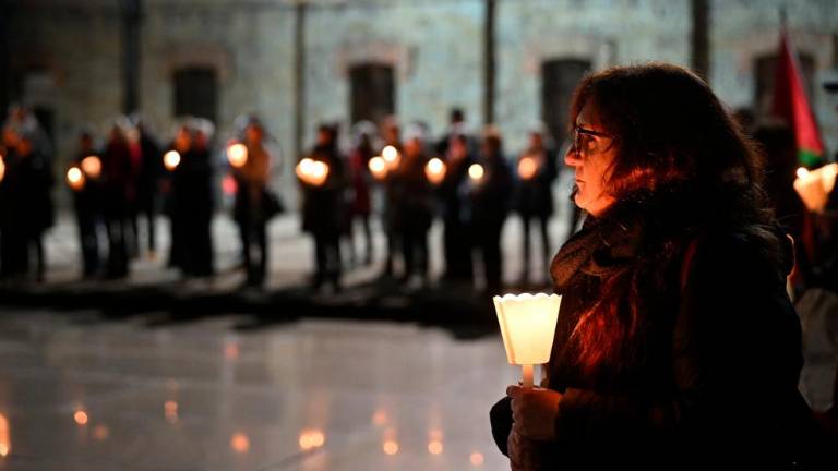Z baklado so se spomnili žrtev holokavsta (foto)