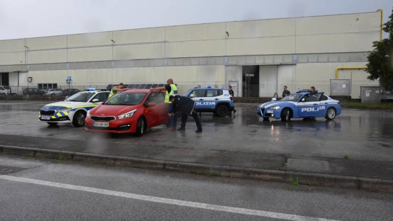 Slovenski in italijanski policisti drveli za rdečim avtomobilom