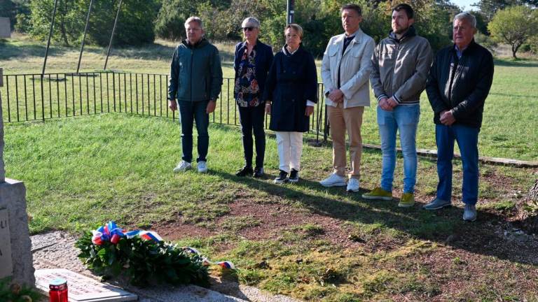 Slovenska skupnost začela praznovanje s položitvijo vencev