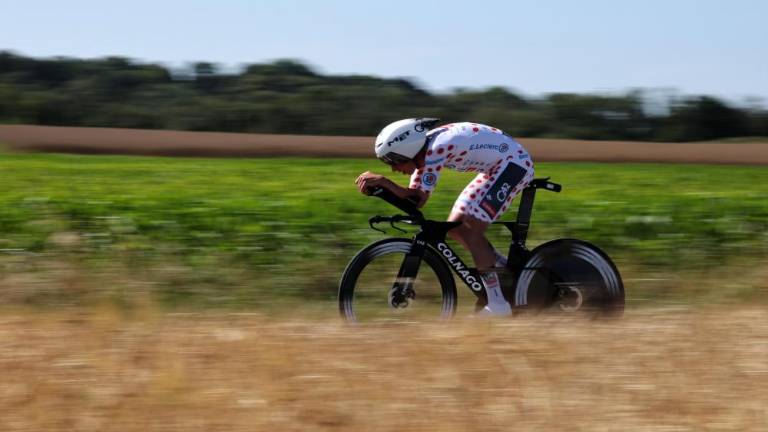 Pogačar zaostal le za Evenepoelom in oblekel rumeno majico