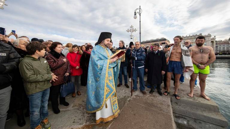 Grki skakali v vodo po križ