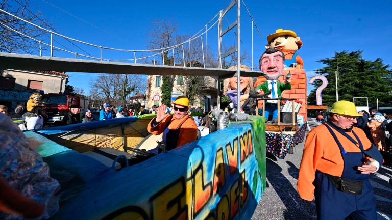 Pustarji korakajo po Opčinah (V ŽIVO)