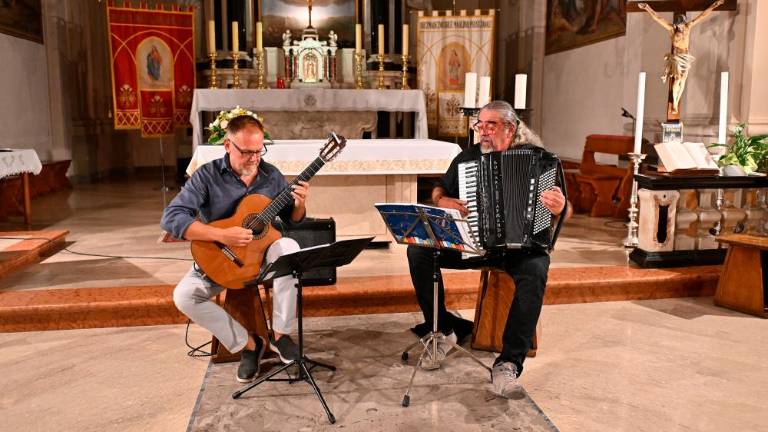 Aleksander Ipavec in Marko Feri za začetek praznika, nocoj Denis Novato