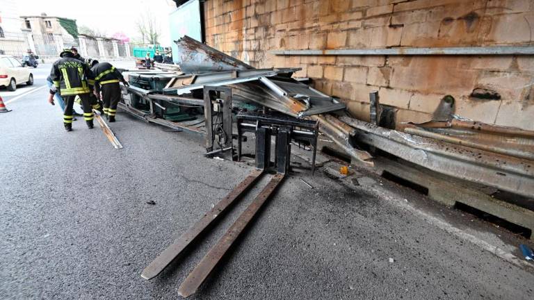 Viličar trčil v nadvoz in padel s tovornjaka