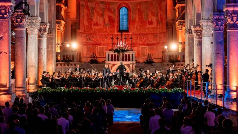 Publika na koncertu navdušeno ploskala po vsakem stavku