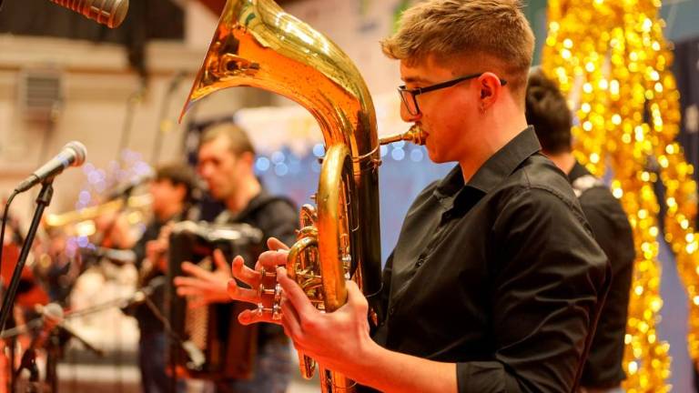 Z glasbo in plesom so vstopili v novo leto