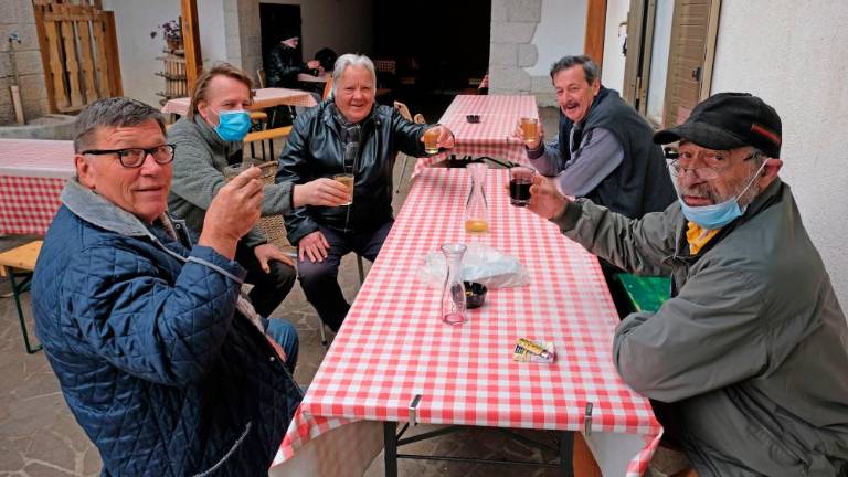 Osmice odprle vrata na dvorišče