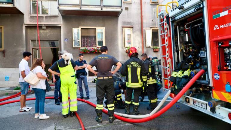Gorelo v zadnjem nadstropju stanovanjskega bloka v Škednju