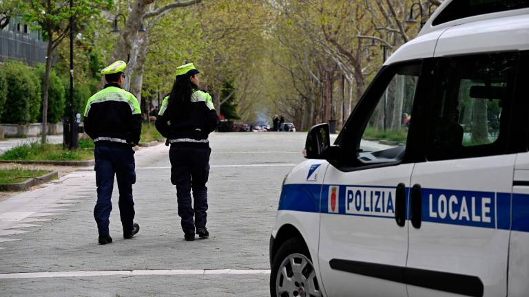 Lokalna policista s kombijem po mestnih četrtih in parkih