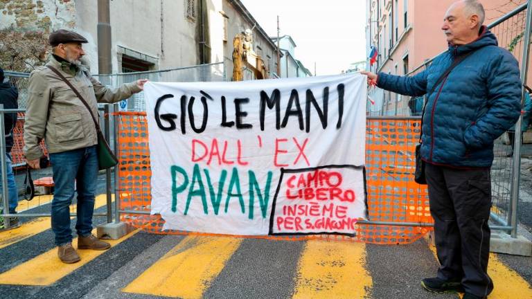 Pred nekdanjo gostilno Pavan protestnik na bagru, prispel Dipiazza (video)