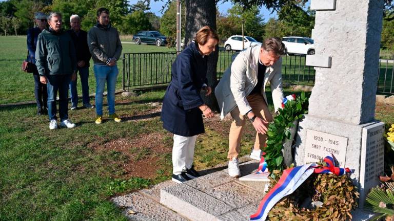 Slovenska skupnost začela praznovanje s položitvijo vencev