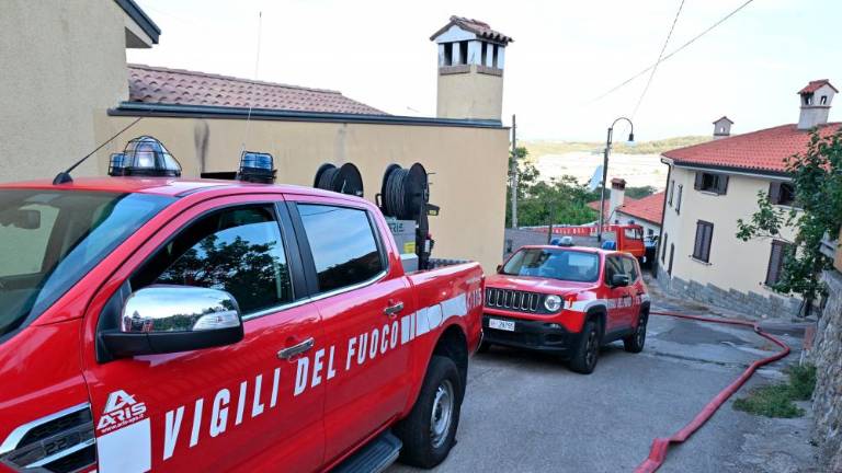 V Krogljah silovit požar uničil hišo