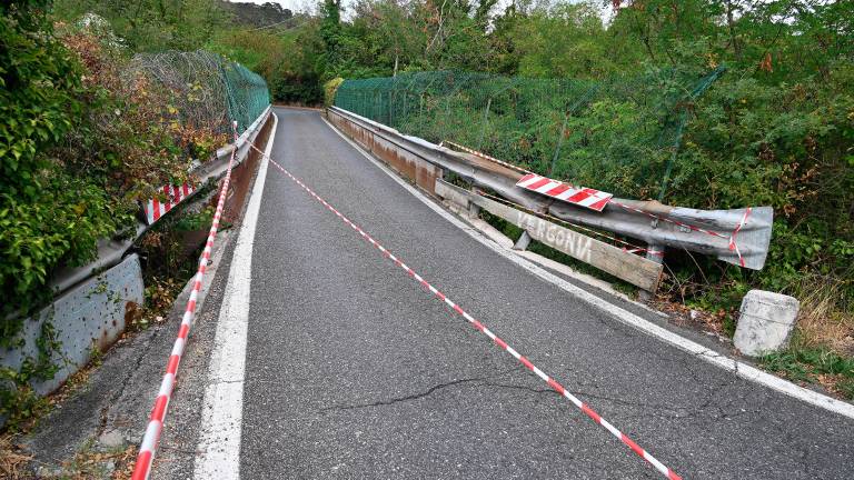 Most nad železnico v Ulici Bonomea bo dalj časa zaprt