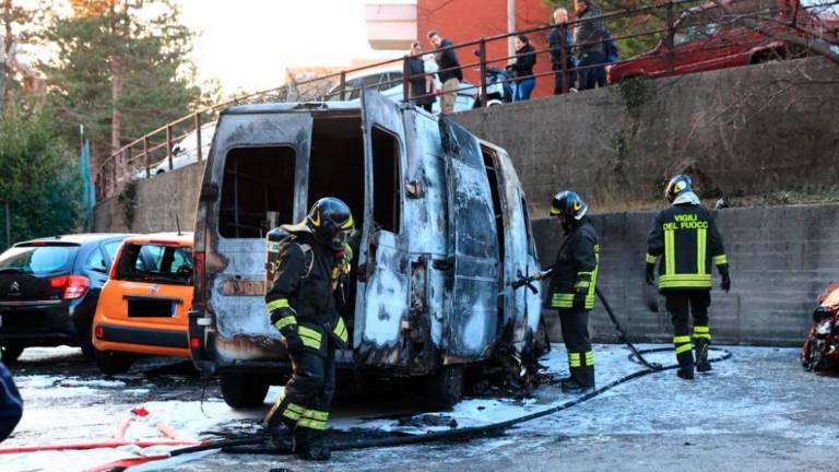 Na dvorišču zgorela kombi in avtomobil