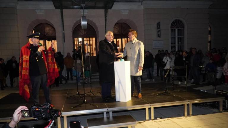 Čezmejni trg praznično osvetljen